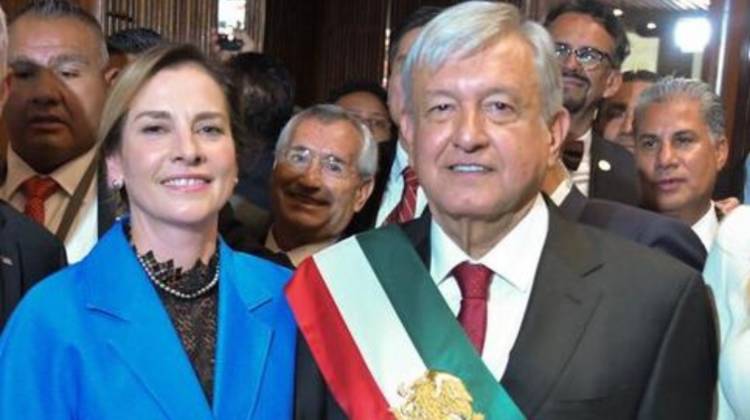 Siempre al lado del primer mandatario, Beatriz Gutiérrez, orgullosa, durante la toma de protesta de Andrés Manuel López Obrador. 