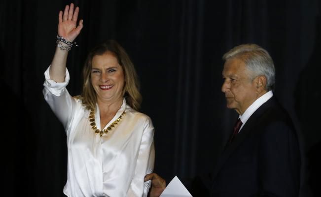 No podría haber sido distinto, Beatriz Gutiérrez, al igual que Andrés Manuel López Obrador, sencilla y atenta con la gente, contribuyó al triunfo del hoy Presidente de México. 