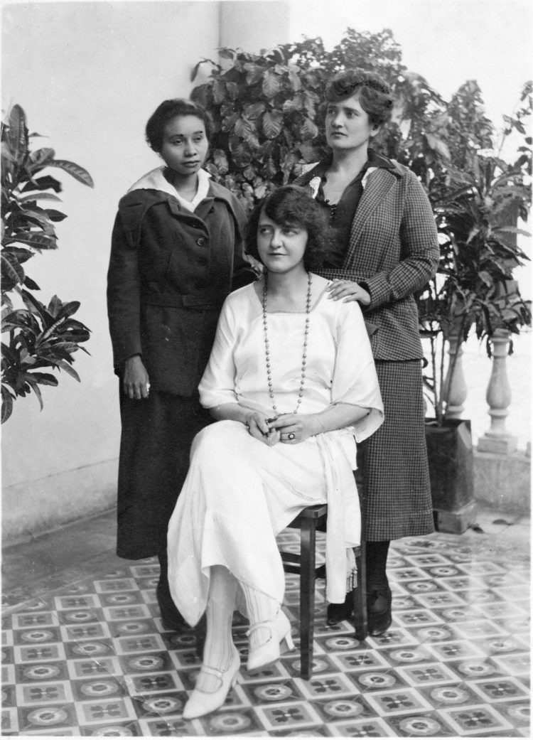 Alma Reed con Elvia Carrillo Puerto, hermana del gobernador, y Raquel Dzib Cicero, de la Liga Feminista del Sureste.