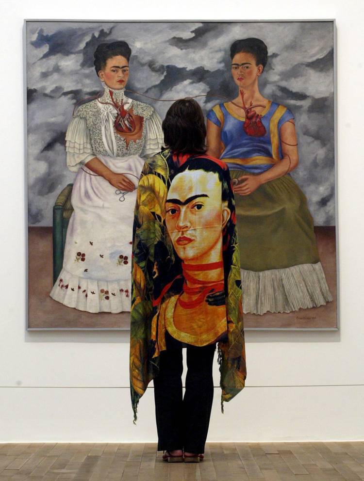 Emma Dexter, curadora del Museo Tate Modern, estudia el cuadro 'Las dos Fridas'. 