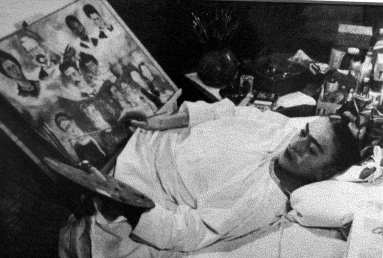 Retrato de Frida Kahlo en el hospital pintando el árbol genealogico (1950). 