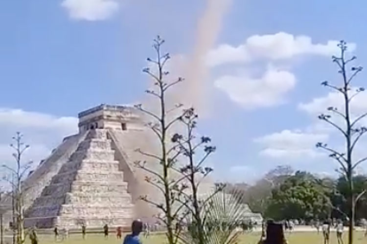 Tornado en Chichen Itzá
