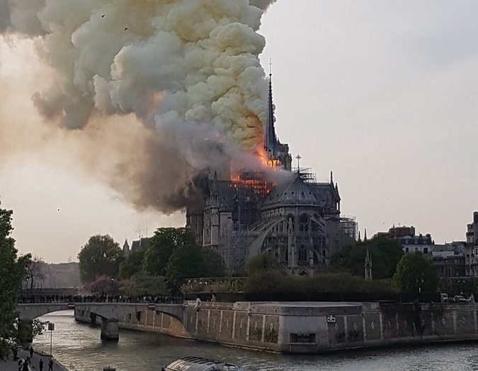 Se incendia la Catedral de Notre Dame en París
