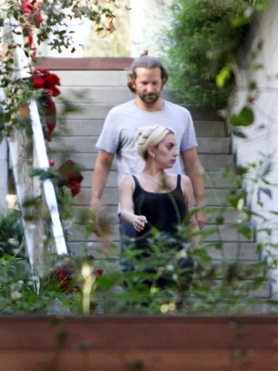 Lady Gaga saliendo de casa de Bradley Cooper