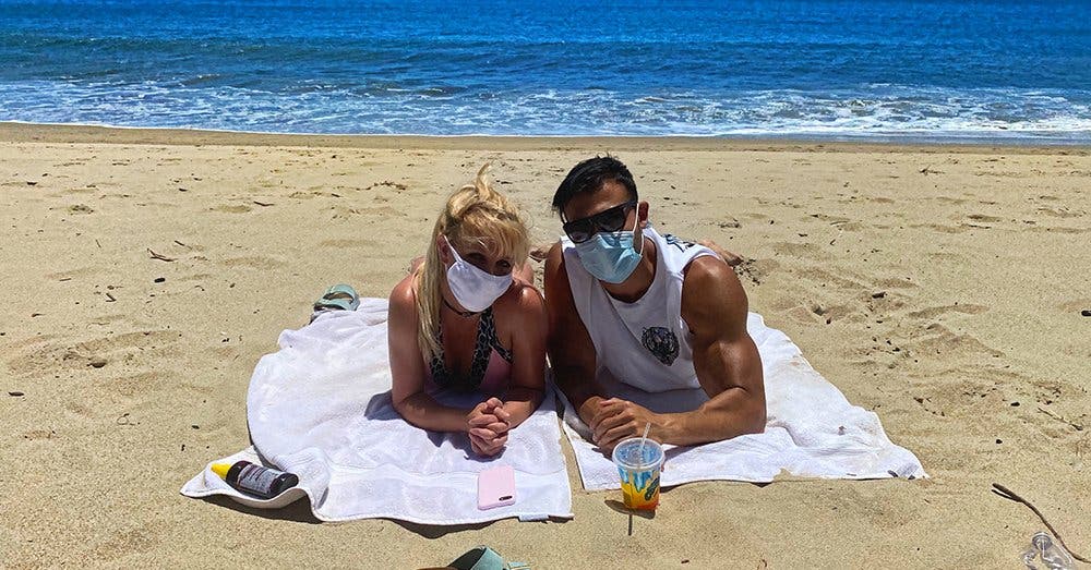 COVID-19: Britney Spears y su novio son captados en la playa con cubrebocas  - Radio Turquesa Noticias