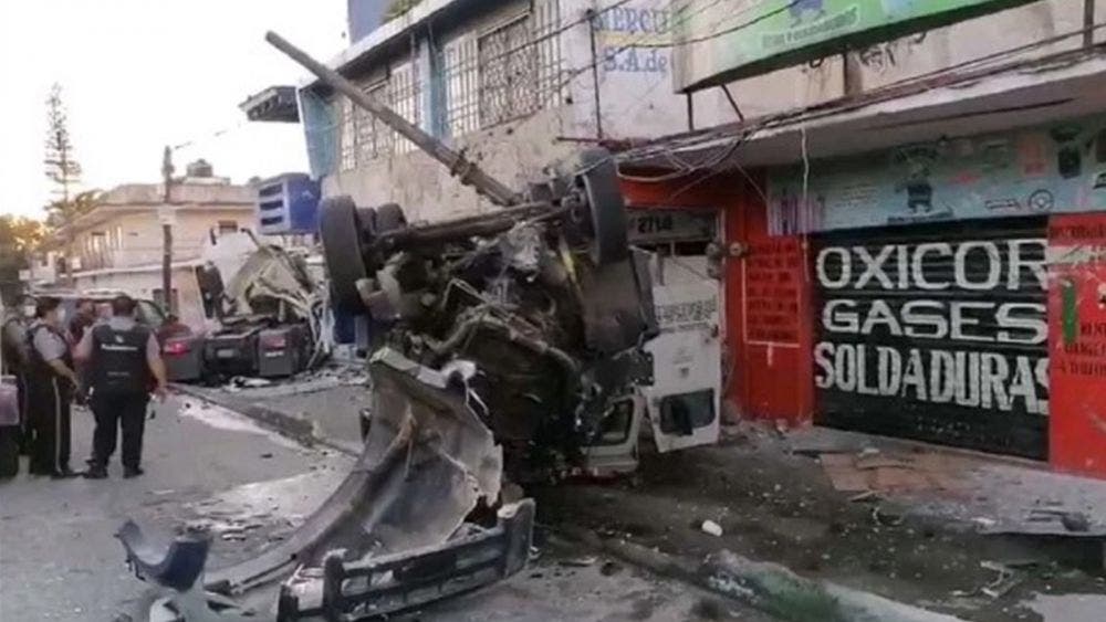 Choca con dos camionetas y casi ‘se mete a la cocina’ de una casa